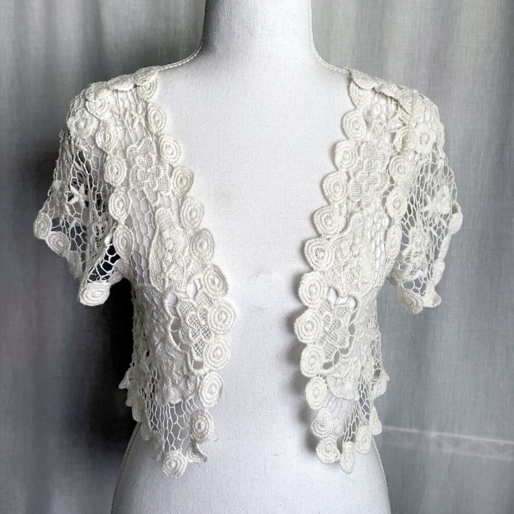 White lace women's top with open front. Size S / XS
